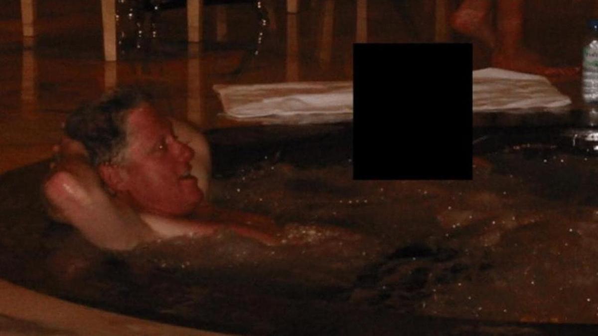 Documenti di Epstein rivelano foto di Bill Clinton in vasca idromassaggio con persona non identificata