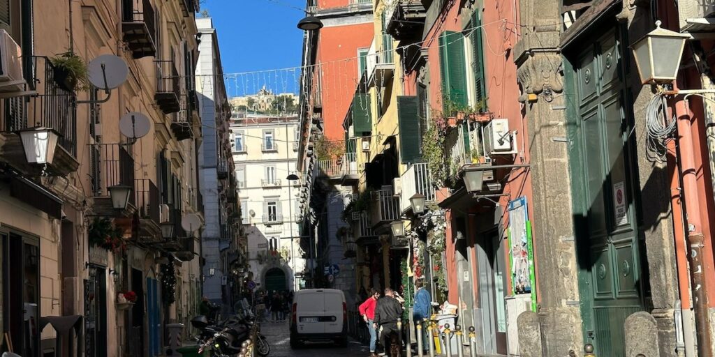 Due minorenni si costituiscono per l'accoltellamento di un 18enne a Napoli
