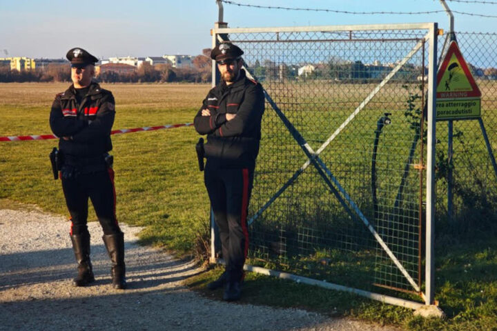 Due morti in un incidente di paracadutismo a Fano, Marche
