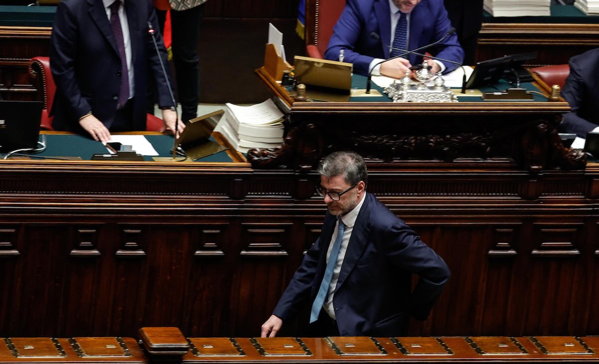 Fiducia alla Camera: approvata la Manovra con 219 voti favorevoli e voto finale atteso domani