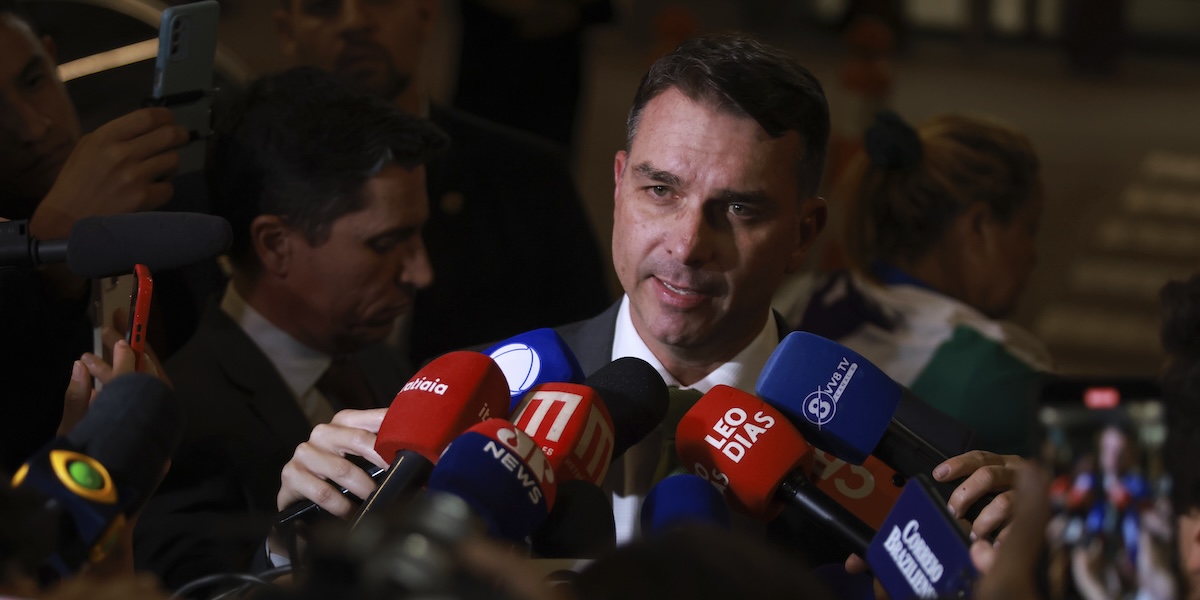 Flávio Bolsonaro annuncia la sua candidatura alle presidenziali del 2026 in Brasile