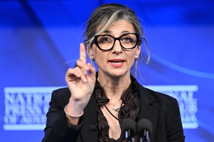 Francesca Albanese accusata di istigazione a reato durante incontri scolastici in Toscana