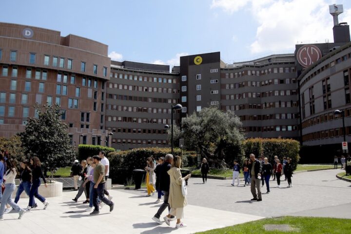 Francesco Galli si dimette dall'ospedale San Raffaele di Milano dopo critiche sui servizi infermieristici esterni