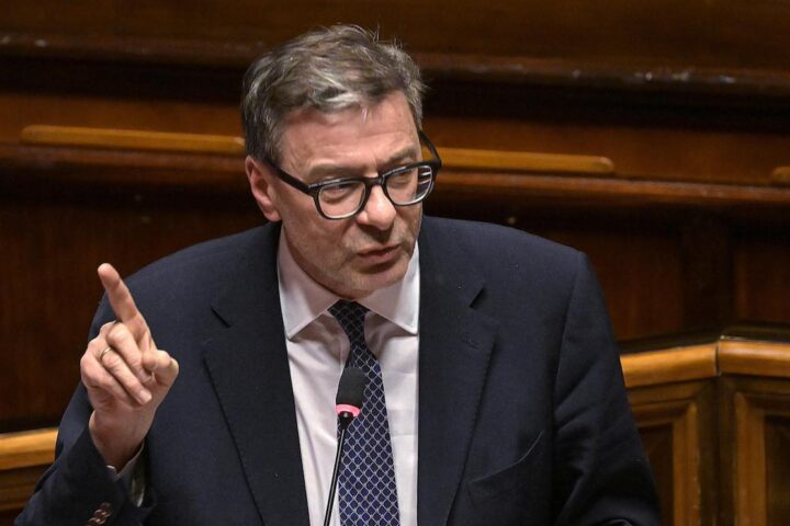Giorgetti presenta la manovra del governo Meloni: fiducia sulla Legge di Bilancio 2026 e riforme in sanità e pensioni