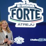 Giorgia Meloni al discorso finale di Atreju, acclamata dal pubblico e sostenuta da Salvini e Tajani
