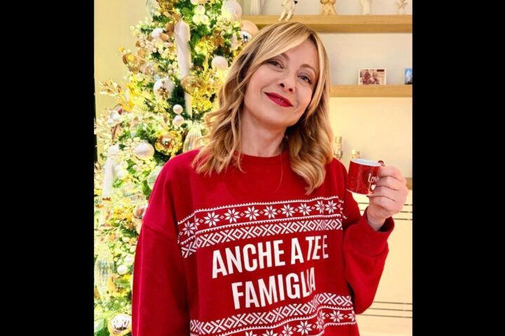 Giorgia Meloni augura buon Natale con una foto sorridente sui social