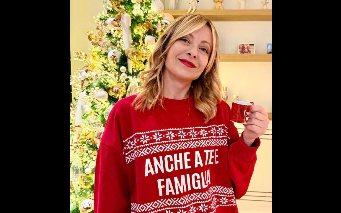 Giorgia Meloni augura buon Natale con una foto sorridente sui social