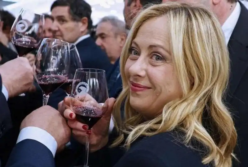 Giorgia Meloni si astiene dall'alcol fino a Natale per motivi religiosi