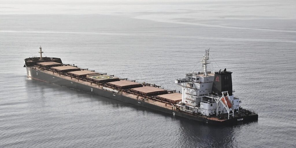 Gli Houthi rilasciano marinai trattenuti dopo l'attacco alla nave nel mar Rosso