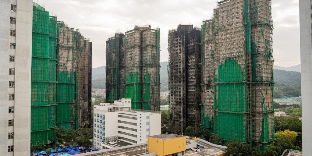 Hong Kong ordina la rimozione dei teli di plastica dei cantieri dopo incendio mortale