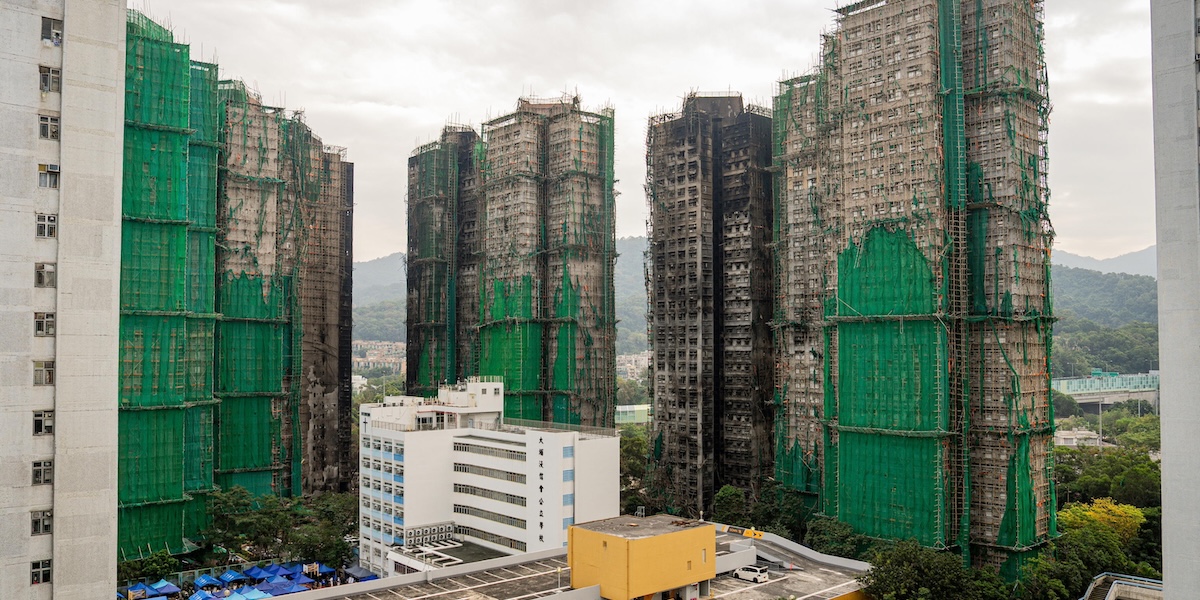 Hong Kong ordina la rimozione dei teli di plastica dei cantieri dopo incendio mortale