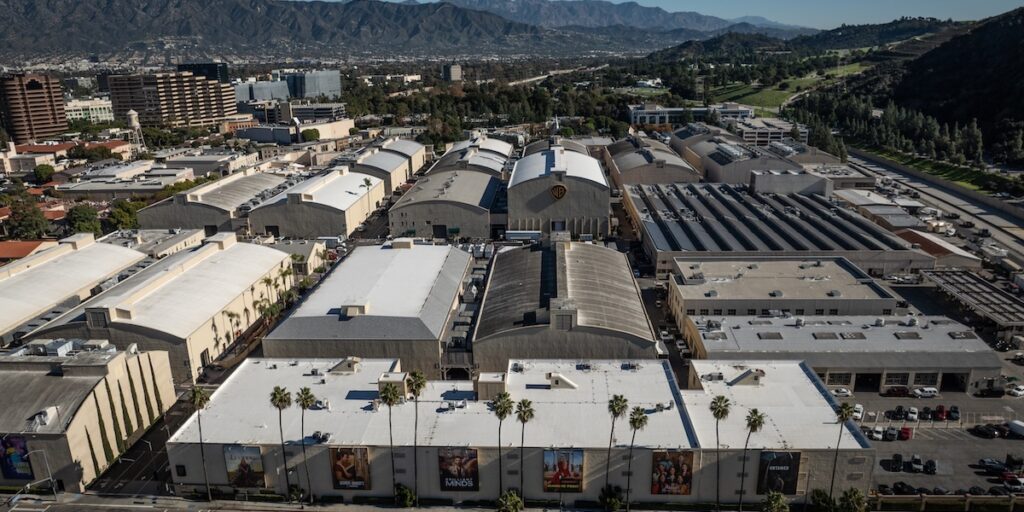 Il consiglio d'amministrazione di Warner Bros. respinge l'offerta ostile di Paramount per l'acquisizione