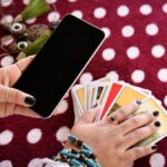 Il Consiglio di Stato legittima la cartomanzia: i consigli per difendersi dalle truffe