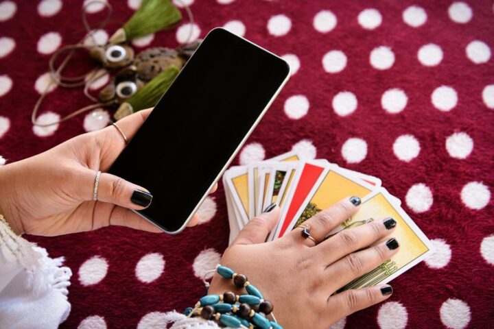 Il Consiglio di Stato legittima la cartomanzia: i consigli per difendersi dalle truffe