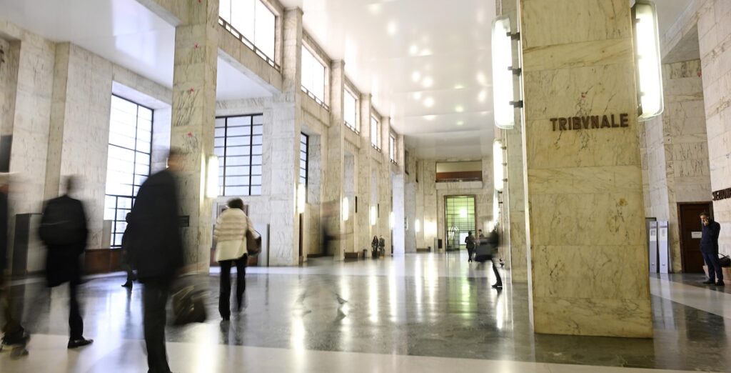 Il giudice di Milano approva risarcimento di 25mila euro a ragazza per revenge porn da Leonardo La Russa