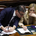 Il governo rivede la manovra: ridotti i tagli al cinema e nuove aliquote per affitti brevi