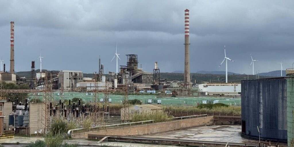 Il governo stanzia 9,6 milioni per i lavoratori di Eurallumina dopo proteste sul silo di 40 metri