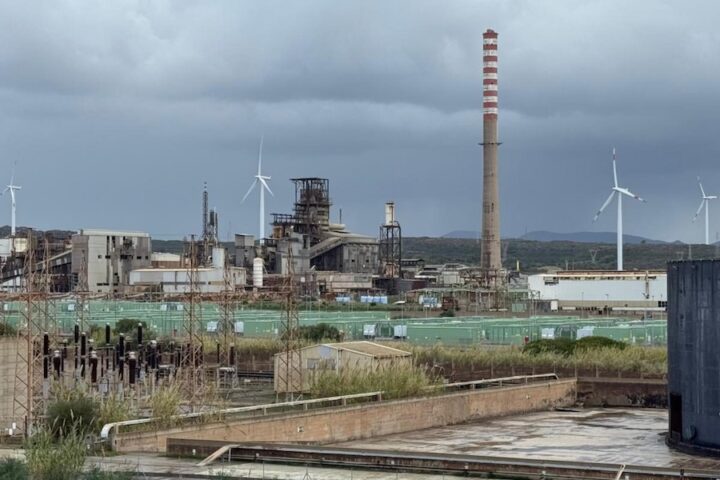 Il governo stanzia 9,6 milioni per i lavoratori di Eurallumina dopo proteste sul silo di 40 metri