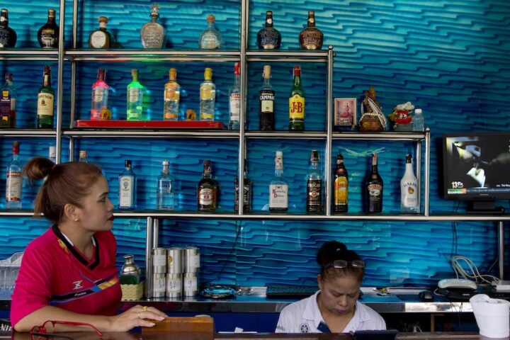 Il governo thailandese rimuove il divieto di vendita di alcolici nel pomeriggio dopo 51 anni