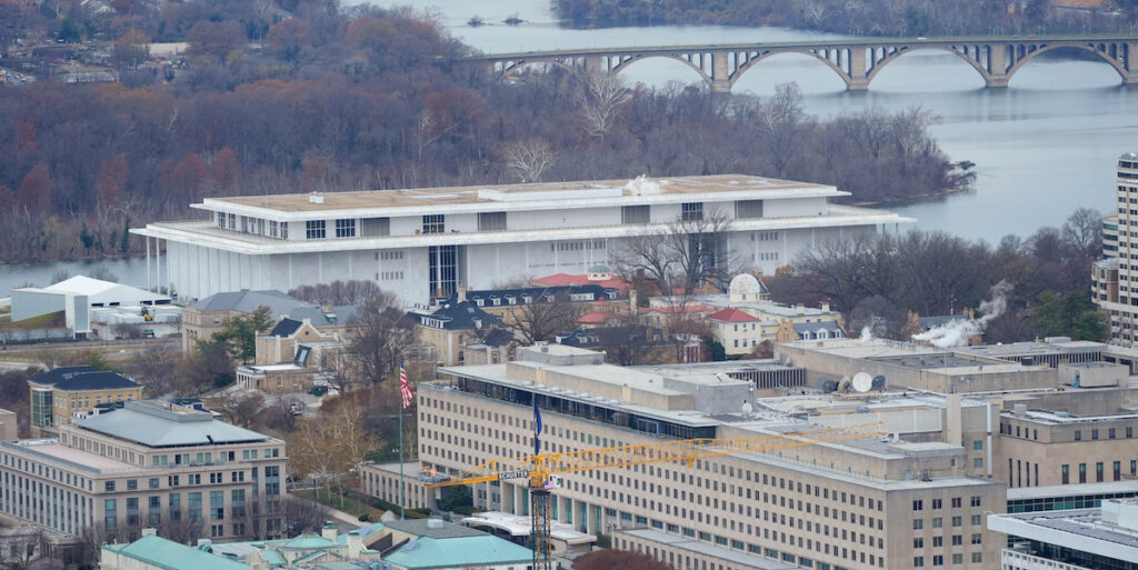 Il Kennedy Center di Washington sarà rinominato in onore di Trump, ma il voto del consiglio è contestato