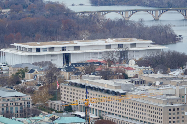 Il Kennedy Center di Washington sarà rinominato in onore di Trump, ma il voto del consiglio è contestato
