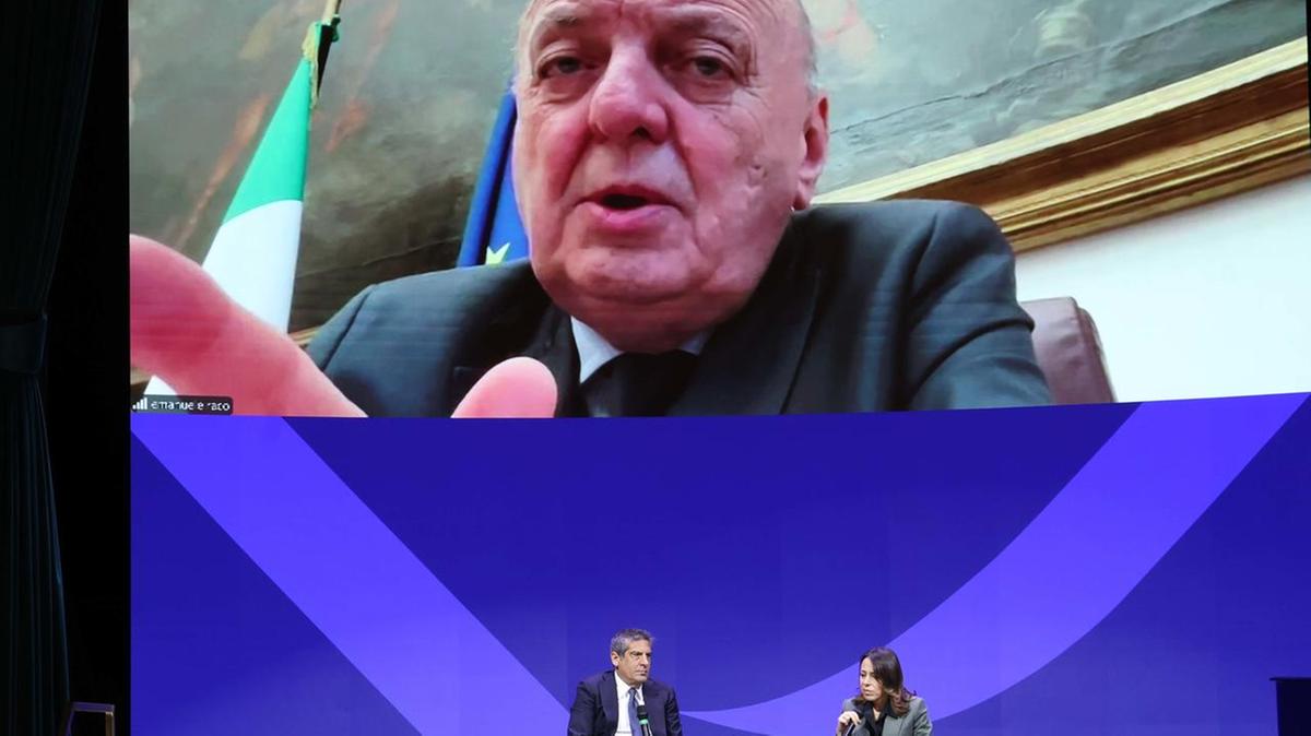 Il ministro Pichetto Fratin: "È assurdo imporre per legge l'obbligo dell'auto elettrica"