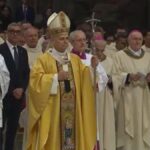 Il Papa saluta i fedeli a San Pietro prima della messa della Notte di Natale