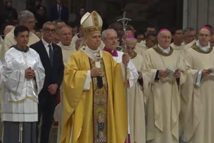 Il Papa saluta i fedeli a San Pietro prima della messa della Notte di Natale
