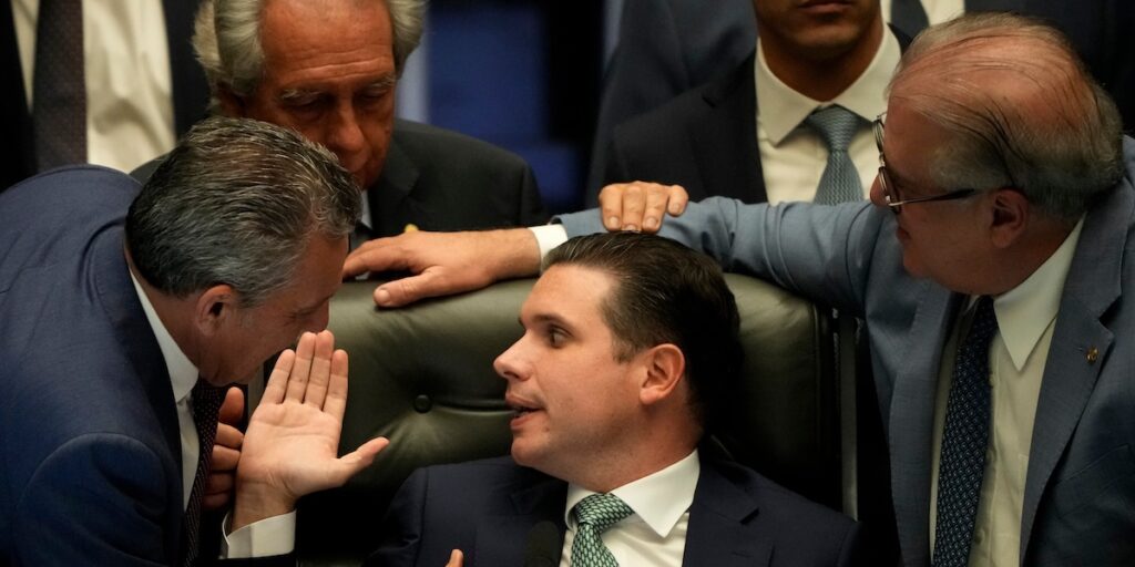 Il parlamento brasiliano approva riduzione della pena per Jair Bolsonaro a 3-4 anni