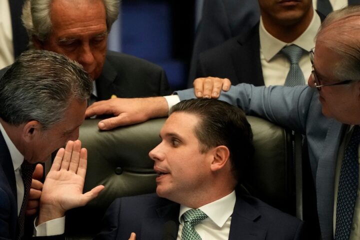 Il parlamento brasiliano approva riduzione della pena per Jair Bolsonaro a 3-4 anni