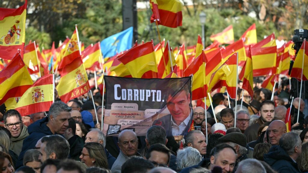 Il Partito popolare manifesta a Madrid contro Sánchez dopo l'arresto di Abalos