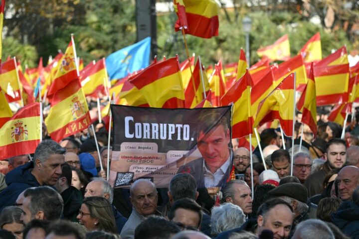 Il Partito popolare manifesta a Madrid contro Sánchez dopo l'arresto di Abalos