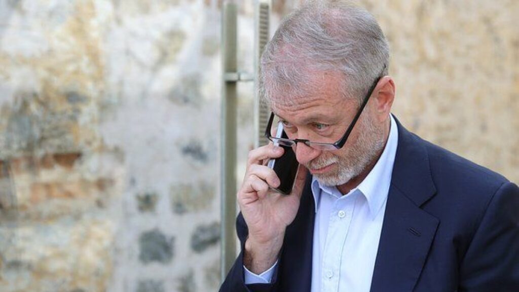 Il premier britannico minaccia Abramovich: «2,5 miliardi del Chelsea all’Ucraina o in tribunale»