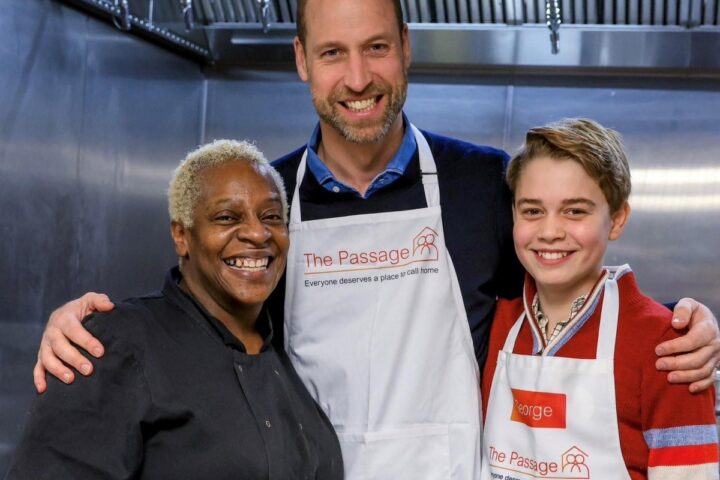 Il principe George segue le orme di William e Diana: il pranzo di Natale per i senzatetto a Londra