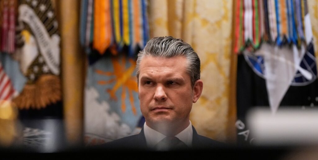 Il segretario alla Difesa Pete Hegseth mette in pericolo i militari condividendo informazioni su Signal