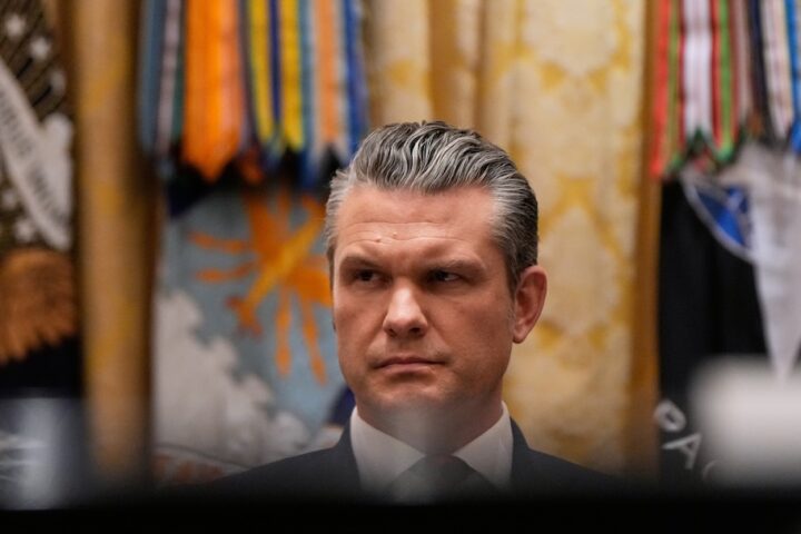 Il segretario alla Difesa Pete Hegseth mette in pericolo i militari condividendo informazioni su Signal