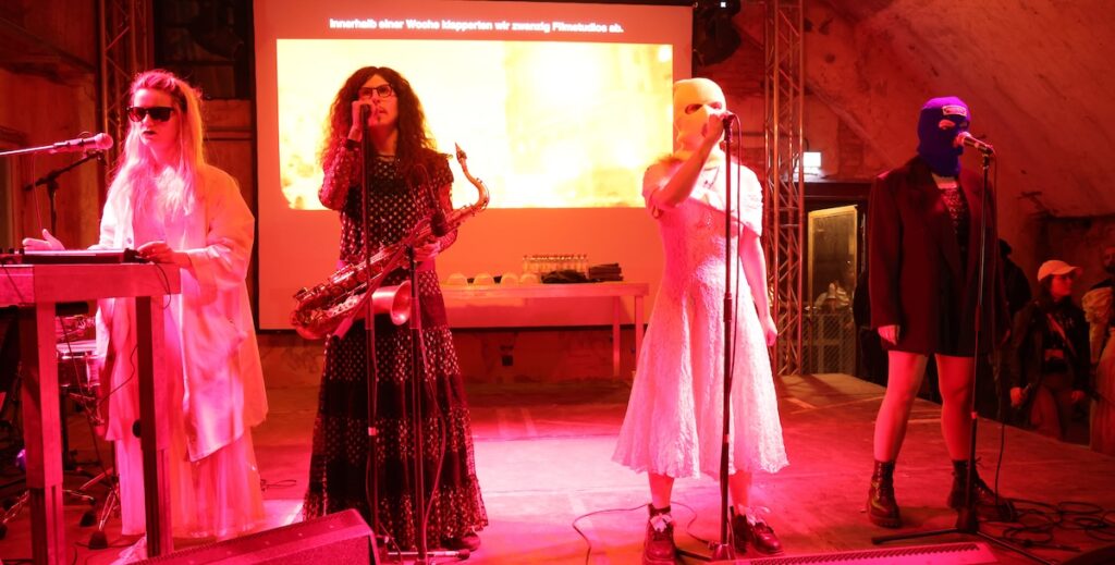 Il tribunale di Mosca designa Pussy Riot come organizzazione estremista, limitando le loro attività in Russia