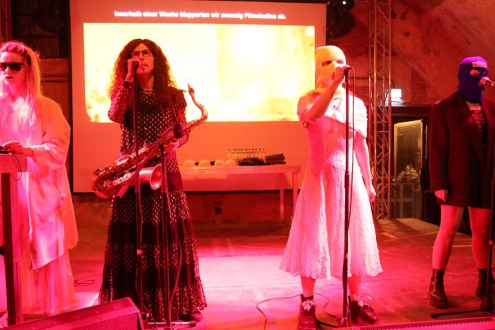 Il tribunale di Mosca designa Pussy Riot come organizzazione estremista, limitando le loro attività in Russia