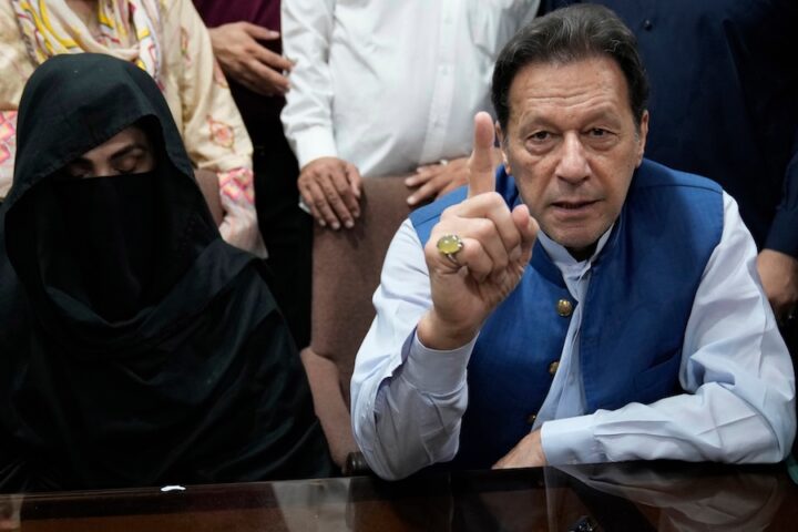 Imran Khan e Bushra Bibi condannati a 17 anni di carcere per violazione legge regali