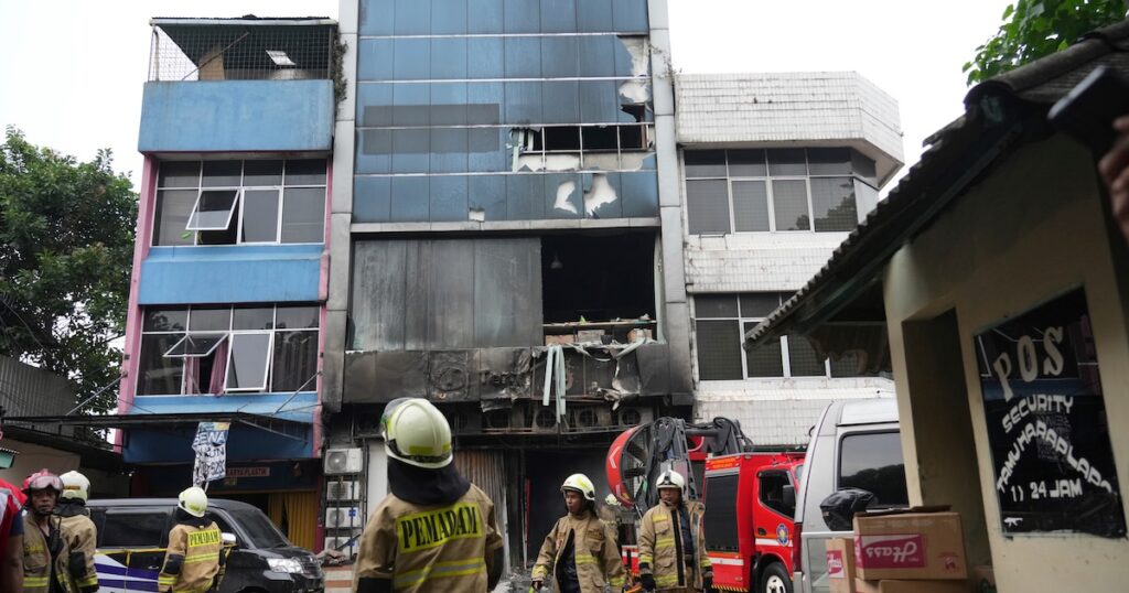 Incendio in un'azienda di droni a Giacarta: almeno 22 morti e ricerche di dispersi in corso