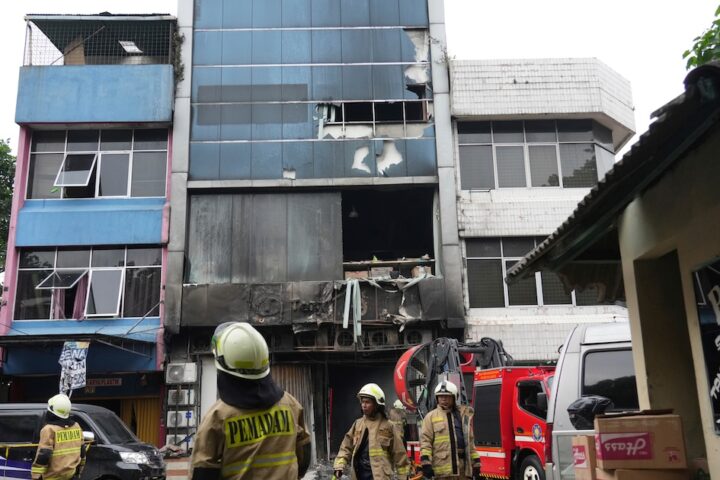 Incendio in un'azienda di droni a Giacarta: almeno 22 morti e ricerche di dispersi in corso