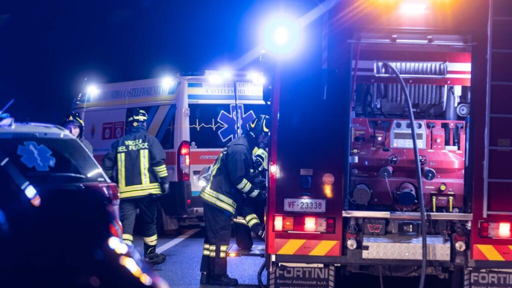 Incidente a Genova: scontro tra autobus e camion provoca un morto e 20 feriti