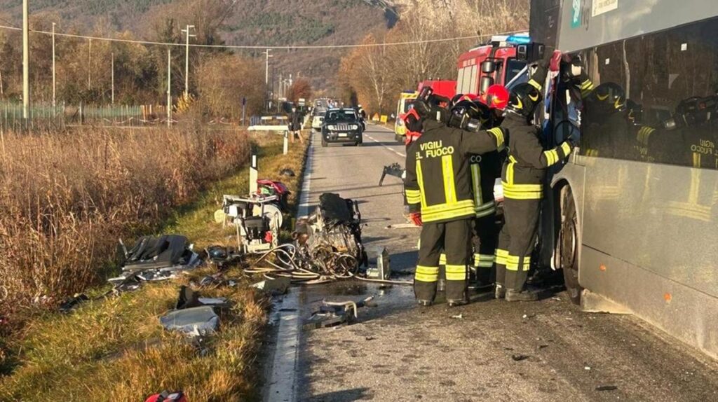 Incidente stradale a Maniago, morto il conducente di un'auto coinvolta, feriti studenti sul pullman