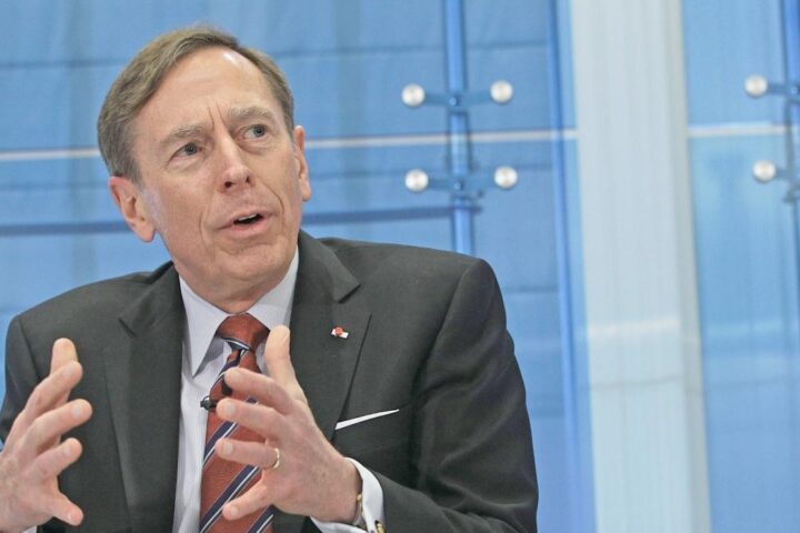 Intervista con il generale Petraeus: due mosse per convincere la Russia a porre fine al conflitto