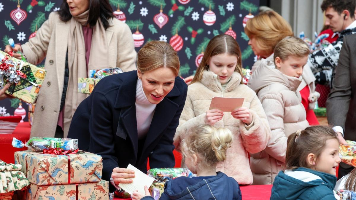Jacques e Gabriella, i gemelli di Monaco, protagonisti della tradizionale distribuzione dei doni di Natale