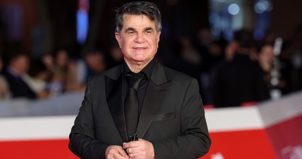 Jafar Panahi, regista iraniano vincitore della Palma d'oro, condannato a un anno di carcere in Iran
