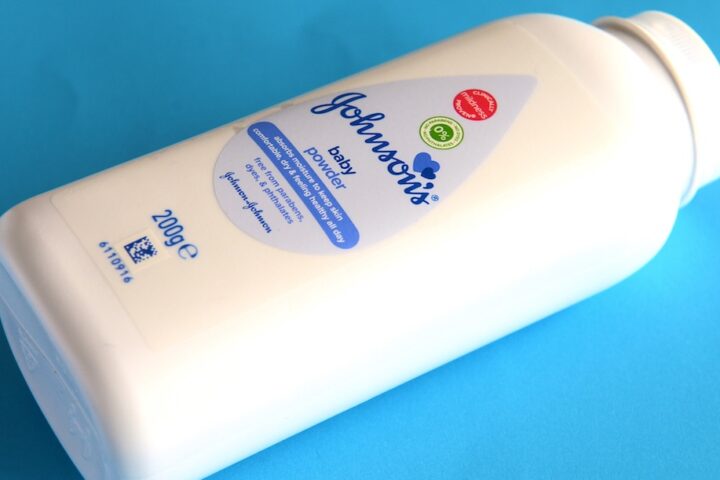 Johnson & Johnson condannata a risarcire 40 milioni di dollari per cancro causato dal talco