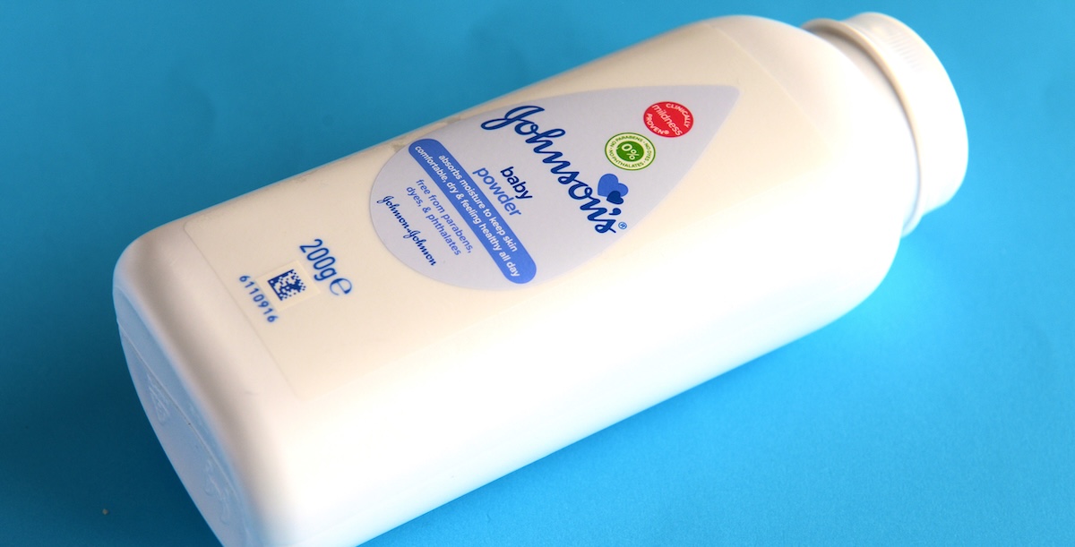 Johnson & Johnson condannata a risarcire 40 milioni di dollari per cancro causato dal talco