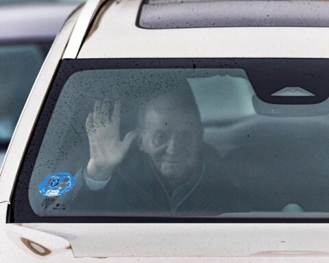 Juan Carlos rompe il silenzio con un libro di memorie controverso in Spagna