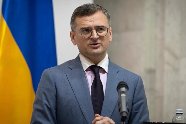 Kuleba: «Siamo in emergenza, lavoriamo insieme a Zelensky. Importante riutilizzare gli asset russi»